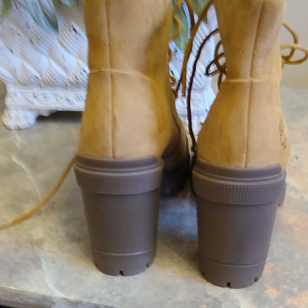 Timberland Wheat Suede Lace-Up Lug Heel Ankle Boots - Picture 5 of 8